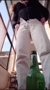 肥熟女用酒瓶自慰