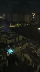 我和妻子的日常生活，以及我们透过落地窗拍摄的旅行照片。