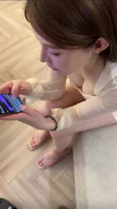 贱货出来偷情还给男友发消息报备就怕被男友怀疑