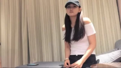 甜美少女！抱着美臀骑乘位深插(下面有她完整视频和联系方式)